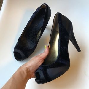 Nine West black satin & navy velvet open toe pump (size 6)